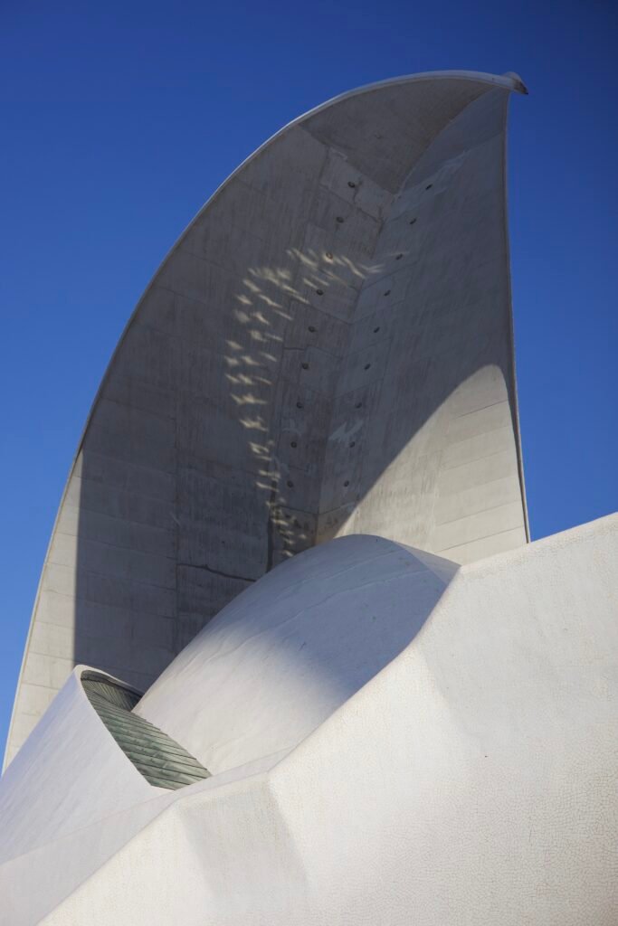 Edificio blanco de formas curvas contra un cielo azul