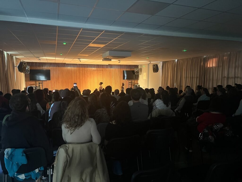 Sala llena vista desde el fondo durante una función de la temporada de Corpus Entre Mundos en Madrid, 2026