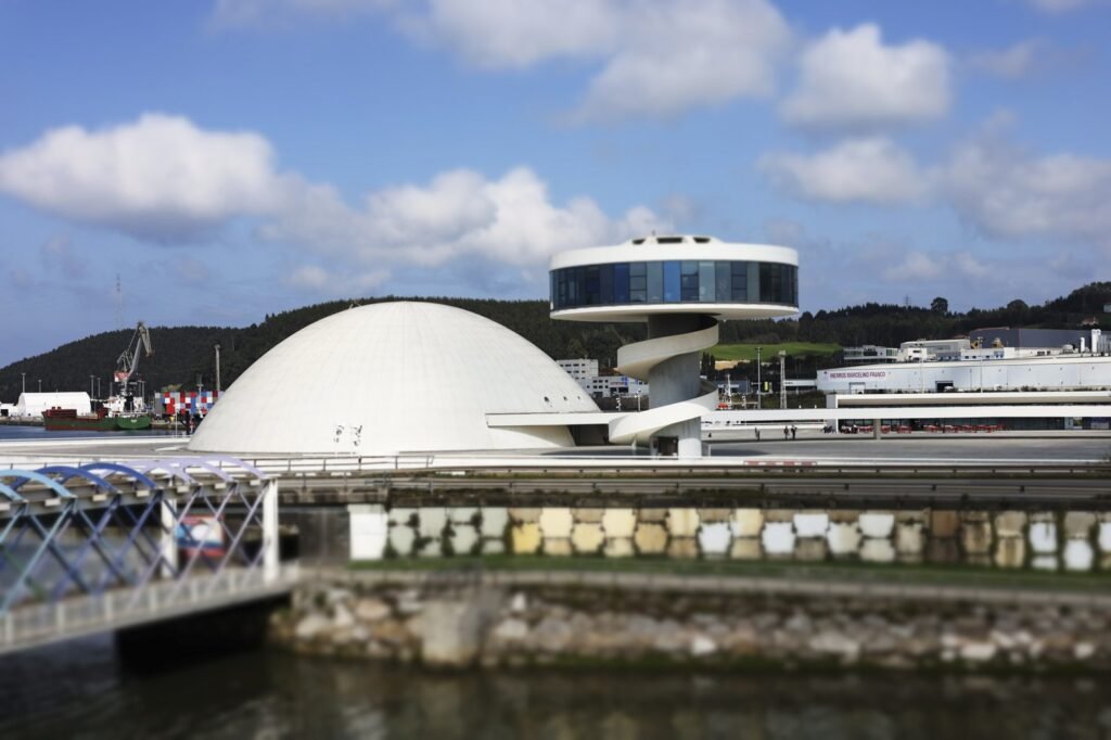 Centro Niemeyer de Avilés: cúpula blanca y torre mirador junto a la ría